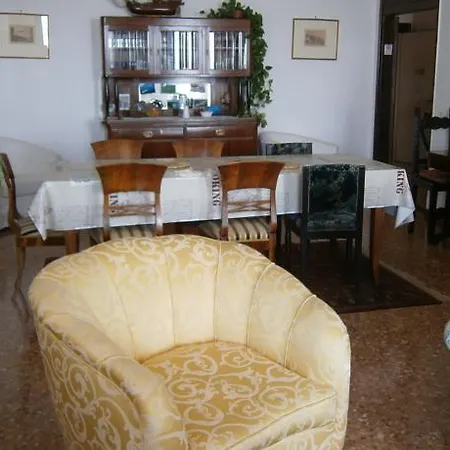 فندق مبيت وإفطار Al Tramonto Dorato 2*